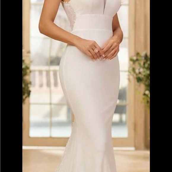 Elegant White Lace Gown - Picture 2 of 3